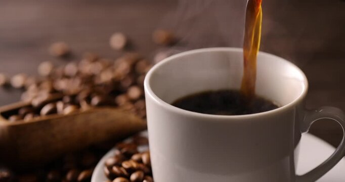 ホットコーヒーを注ぐ