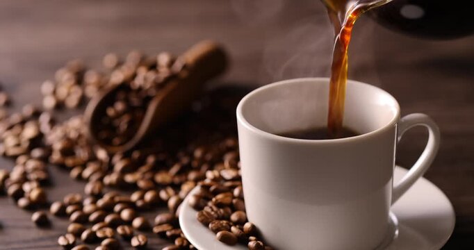ホットコーヒーを注ぐ