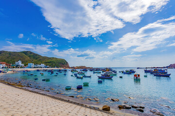 Obraz premium Traditional Vietnamese fishing boats floating on turquoise water at Nhon Hai village, Quy Nhon.