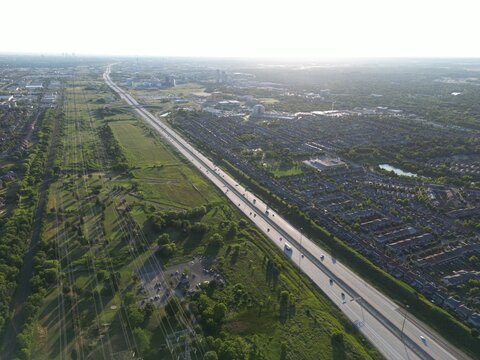 Aerial view of a highway running parallel to a high-voltage power line - Vue a&eacute;rienne d'une autoroute en parall&egrave;le d'une ligne haute tension