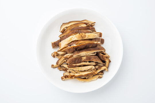 A dish of sliced ​​shiitake mushrooms on a white background.