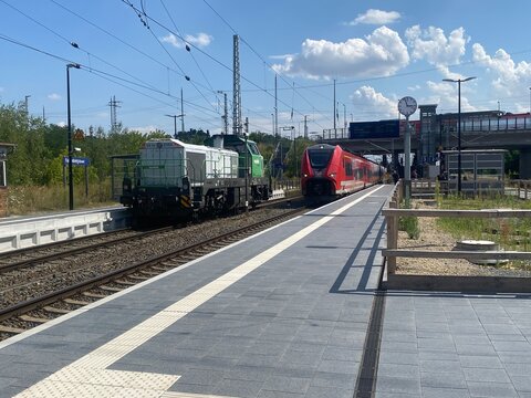 Editorial-Aufnahme eines DB Regio Regionalzugs am Bahnsteig Falkenberg Elster Nahverkehr, &ouml;ffentlicher Personennahverkehr, barrierefreies Reisen, Bahnhof, Mobilit&auml;t und Schienenverkehr in Deutschland.