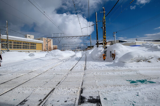 冬の晴れた日の線路-大雪の後、やっと除雪が終わった線路