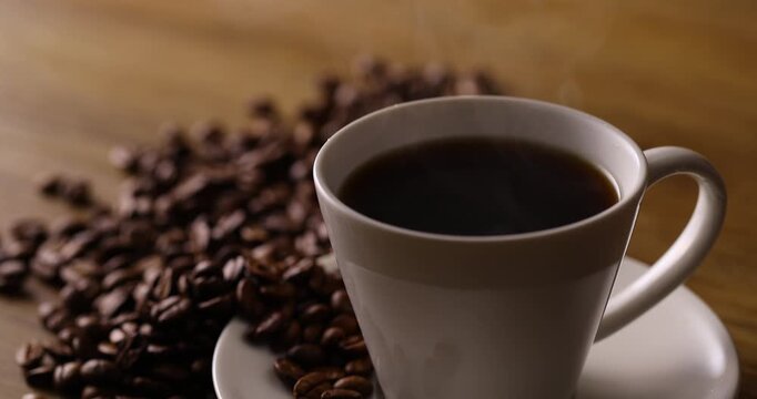 テーブルの上のホットコーヒーとコーヒー豆