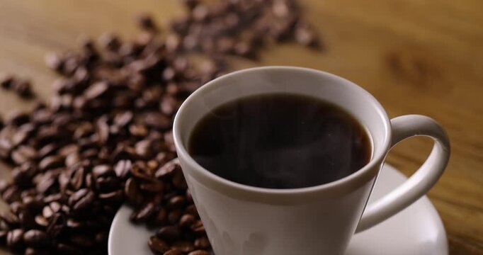 テーブルの上のホットコーヒーとコーヒー豆