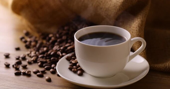 テーブルの上のホットコーヒーとコーヒー豆