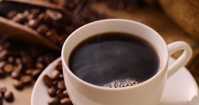 テーブルの上のホットコーヒーとコーヒー豆