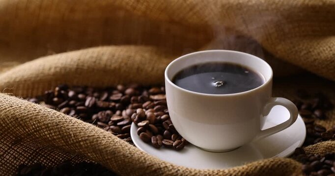 テーブルの上のホットコーヒーとコーヒー豆