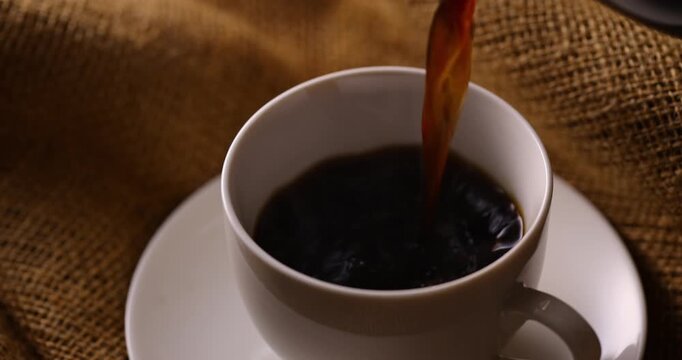 ホットコーヒーを注ぐ