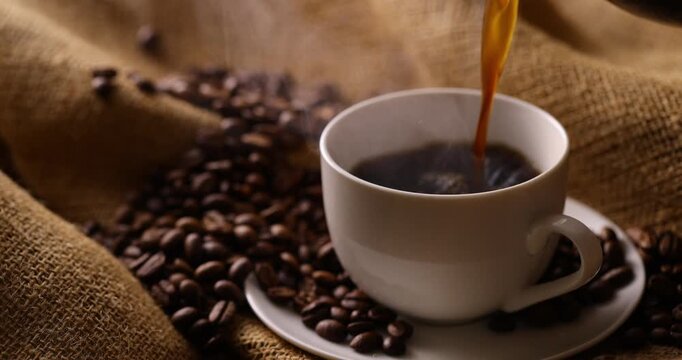ホットコーヒーを注ぐ