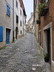 Obraz premium Picturesque Steep Stone Street with Colorful Shutters in Motovun, Croatia