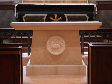 France - Pays de la Loire - Sarthe - Asni&egrave;res-sur-V&egrave;gre, &eacute;glise, autel