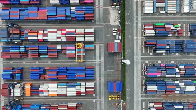 コンテナヤードの真俯瞰ドローン空撮。物流, ロジスティクス, 産業, 運送, 運輸, インフラ