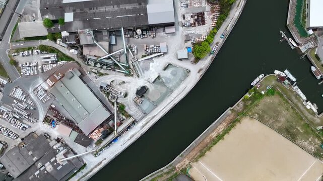 工場の風景の真俯瞰ドローン空撮。重機, 産業, ものづくり, 現場, 企業