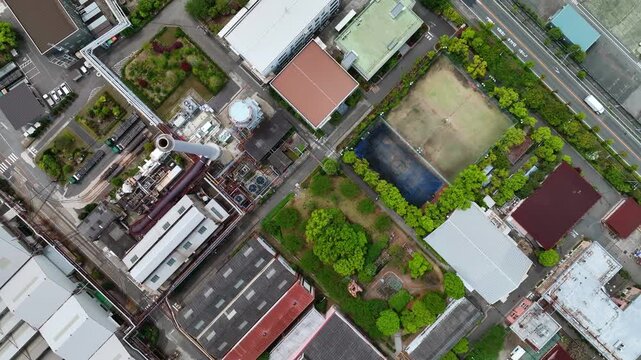 工場の風景の真俯瞰ドローン空撮。産業, 製造業, 交通, 物流, ロジスティクス, 道路, 倉庫