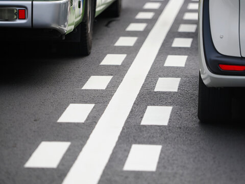 白色の実線と破線の車線境界線