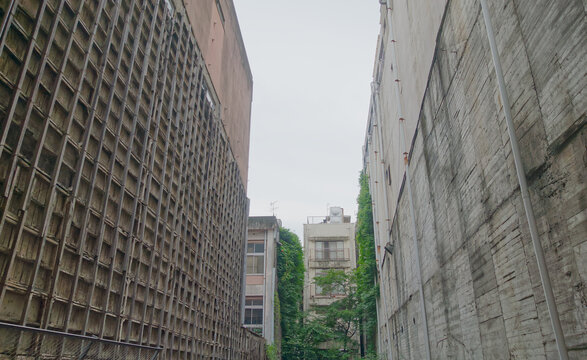 柳ヶ瀬商店街の取り壊されたビルの隙間、都市再開発と廃墟の風景