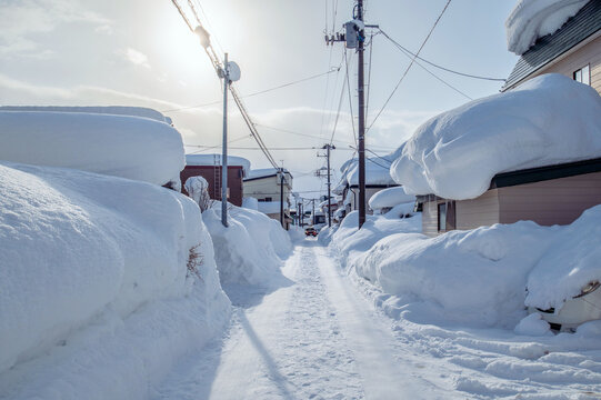 【青森】豪雪地の雪国の生活。住宅地の生活道路の雪景色。車はすれ違いが困難な狭い道