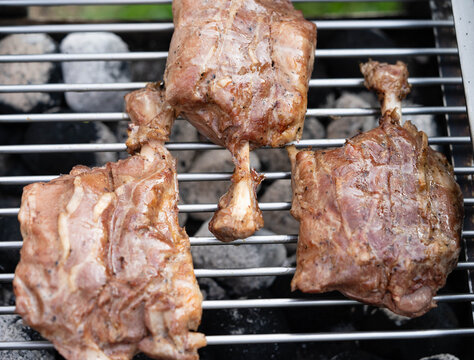 Pig Wings marinierte Jungschweinshaxe vom Holzkohlegrill