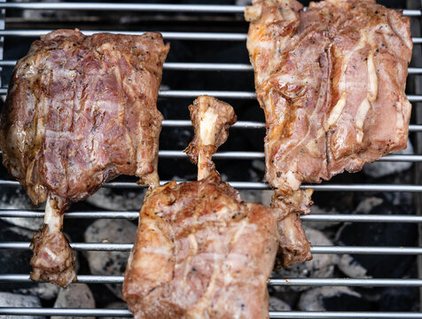 Pig Wings marinierte Jungschweinshaxe vom Holzkohlegrill