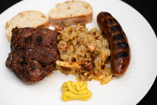 Pig Wings marinierte Jungschweinshaxe vom Holzkohlegrill