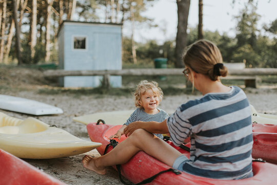 Netherlands, Schiermonnikoog, mother with little daughter in a boat