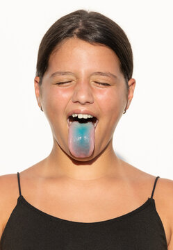 Lingua blu con sfondo bianco