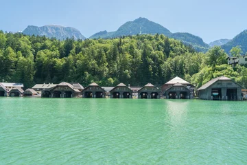 Historische Bootshäuser am Königssee in den Berchtesgadener Alpen © ThomBal