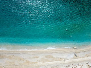 Obraz premium Aerial view turquoise ocean water meeting sandy beach