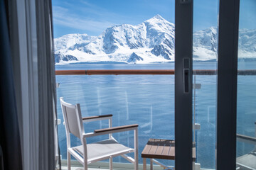 Fototapeta premium Antarctic polar expedition cruise ship cabin balconies offer views of snow-capped mountains and natural scenery.