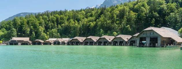 Historische Bootshäuser am Königssee in den Berchtesgadener Alpen © ThomBal