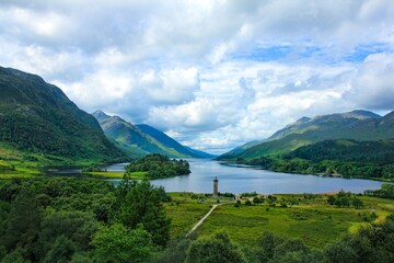 Obraz premium Loch Shiel in the Scottish Highlands, featuring the Glenfinnan Monument