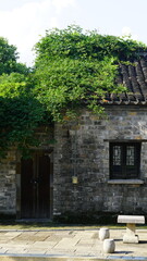 Naklejka premium Chinese-style stone building covered in ivy