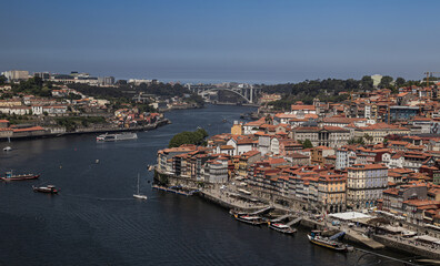 Obraz premium Vista panorámica del río Duero, la Ribeira histórica y barcos tradicionales en Oporto, Portugal