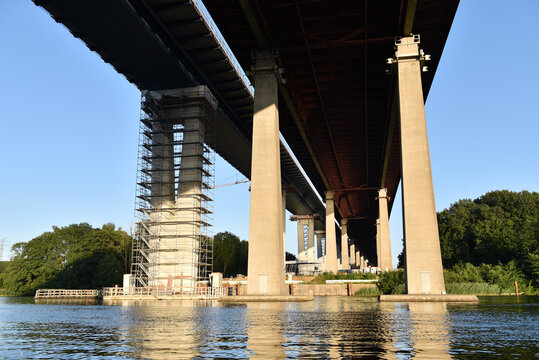 Alte und neue Autobahnbr&uuml;cke A7 bei Rendsburg