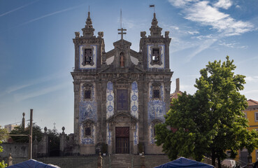 Fototapeta premium Fachada barroca de la Iglesia de San Ildefonso decorada con azulejos en Oporto, Portugal