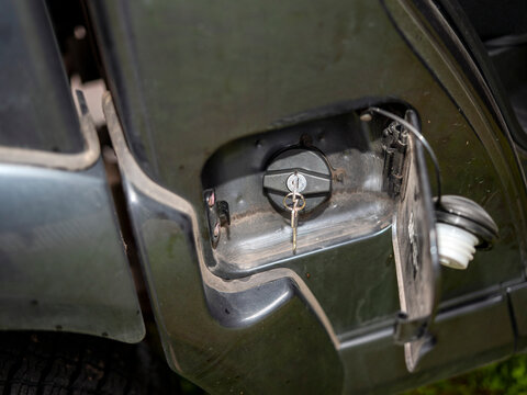  locked car fuel tank