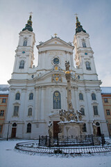 Obraz premium Vienna - The facade of Baroque church Maria Treu and marianic column.