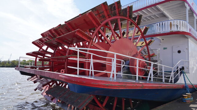 Schaufelrraddamper in Hamburg