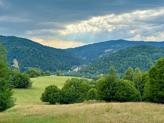 Malowniczy, letni krajobraz Beskidu Sądeckiego  okolice Piwnicznej-Zdroju © Grzegorz Polak