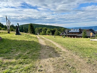 Tradycyjne schronisko turystyczne w polskich górach latem. Widok na Halę Łabowską i beskidzkie szczyty © Grzegorz Polak