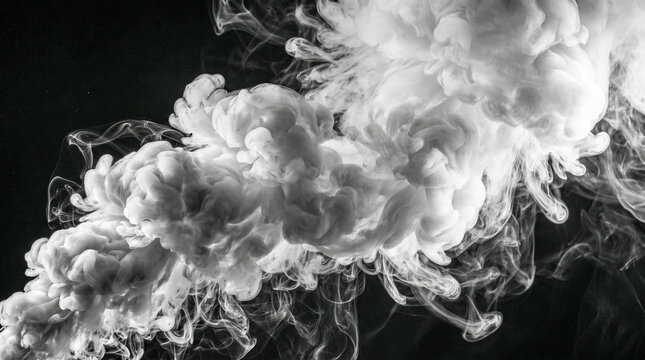 Nubes espesas de humo blanco se retuercen y expanden de forma espectacular contra un fondo negro azabache,