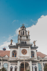 Fototapeta premium A magnificent Catholic church building featuring a blend of modern and classical architectural styles.