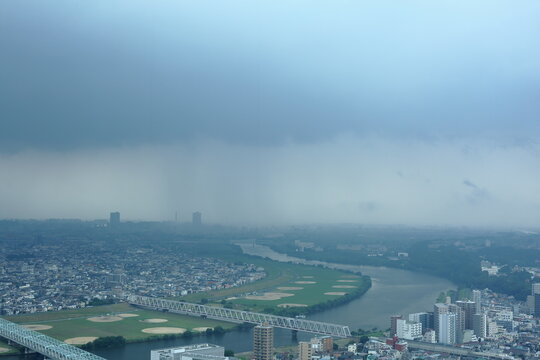 巨大な雨柱 ゲリラ雷雨に襲われる夏の都市風景 / Massive rain shaft: Summer urban landscape hit by sudden torrential downpour