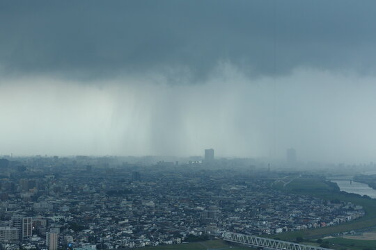 巨大な雨柱 ゲリラ雷雨に襲われる夏の都市風景 / Massive rain shaft: Summer urban landscape hit by sudden torrential downpour