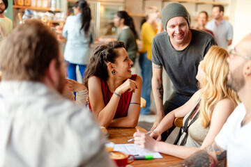 Obraz premium Friends enjoying coffee shop conversation