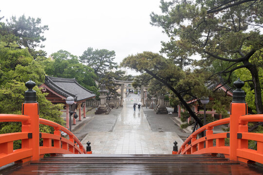 Desde lo alto del  puente rojo de  Sorihashi en Sumiyoshi Taisha un d&iacute;a de lluvia