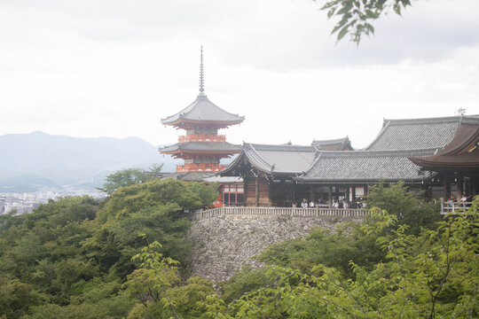 Koyasu-no-to Pagoda vista desde lejos junto al templo de Taisan-ji en un dia nublado