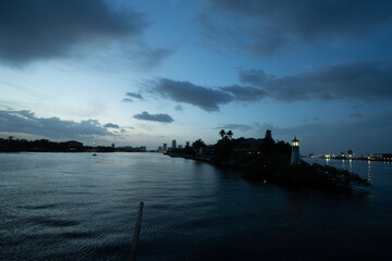 Naklejka premium Twilight Skyline View Over the Water in Tampa Florida