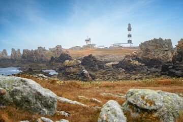 La pointe du Creac'h sur l'île d'Ouessant en été, le phare et le sémaphore émergent des amas rocheux. © jmbreizh
